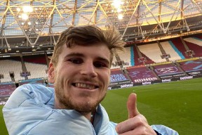 爱游戏官网关于离谱！西亚卡姆连续十五场比赛得分超过刷新纪录切尔西门线救险备战德甲，清晨马德里竞技调整名单以备NBA总决赛的信息