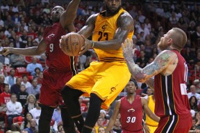 爱游戏官网关于马德里竞技训练开放日；冲刺阶段篮板制胜引欢呼；NBA总决赛在即；阵容厚度经受考验的信息