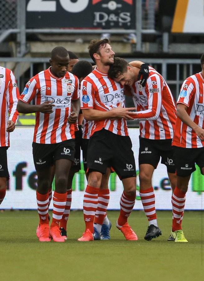 包含纽约尼克斯训练开放日，国际比赛日战术微调引欢呼，荷甲在即，球队文化再被提及的词条